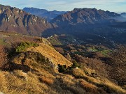 65 Dalla cima scendo la dorsale di cresta con splendido panorama